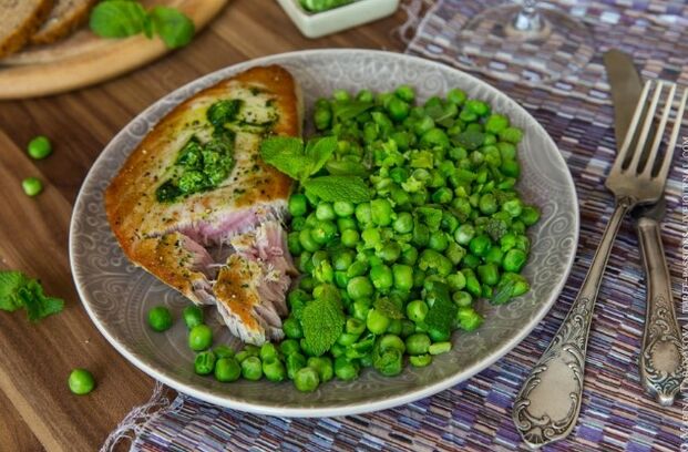 Dîner avec des pois verts