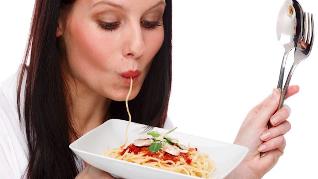 femme mangeant des spaghettis pour amincir le ventre